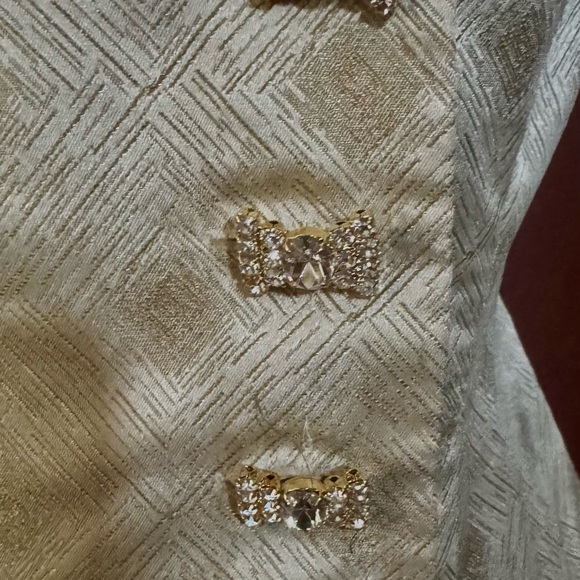 Cream Peplum Blazer with Tailored Silhouette and V-Neckline - Picture 2 of 5